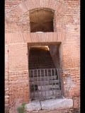 01567 ostia - regio ii - insula vi - caseggiato delle fornaci (ii,vi,7) - treppe re von raum (10) - gesehen von der via della fontana - 01-2024.jpg